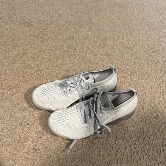 White vapor max, too big for me. Currently in bed too lazy to take pics - Picture 4 of 5